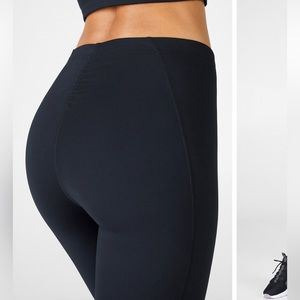 NWT black high-waisted ultraluxe ruched bottom legging medium tall Fabletics